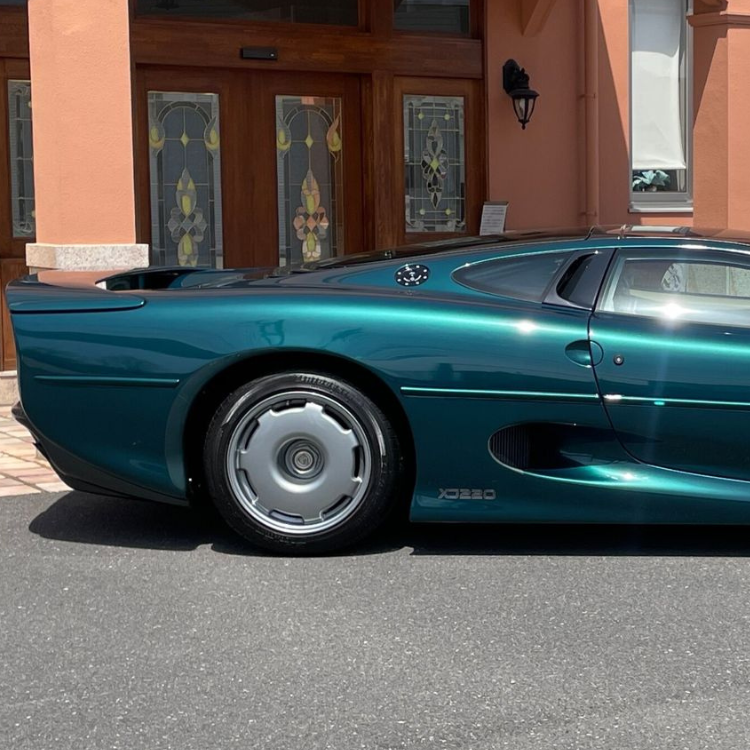 Jaguar XJ220